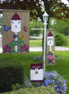  House - Mid Size- Garden - Lamppost Flags
